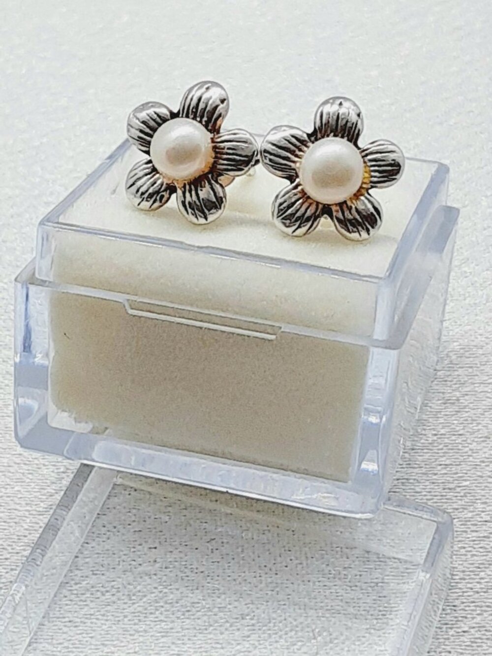 NEW 925 sterling silver and pearl petite minimalist flower post earrings - Picture 5 of 6
